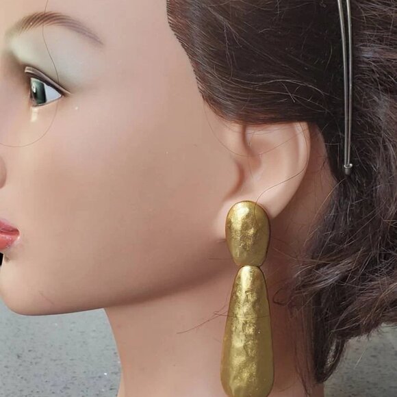 Signed Vendome Hammered Matte Gold-tone Long Clip-on Earrings - Picture 2 of 10